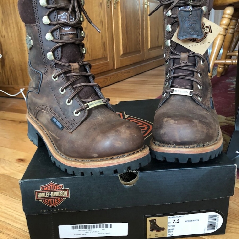 Women’s Harley-Davidson 7.5 boots.